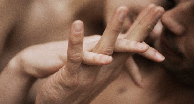 Abrazar y cogerte de la mano con seguridad con tus seres queridos Abrazar y cogerte de la mano con seguridad con tus seres queridos